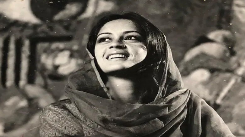 সাঁতার প্রতিযোগিতার সেরা নাফিসা সিনেমায় নায়িকাও, নায়কের তালিকায় ছিলেন অমিতাভ ও শশী কাপুররা...