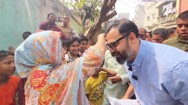 ভোটারদের প্রভাবিত করতে উপহার বিতরণের অভিযোগ আমিনুল হকের...