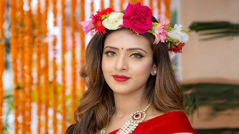 গ্ল্যামারাস লুকে চমকে দিলেন মিম