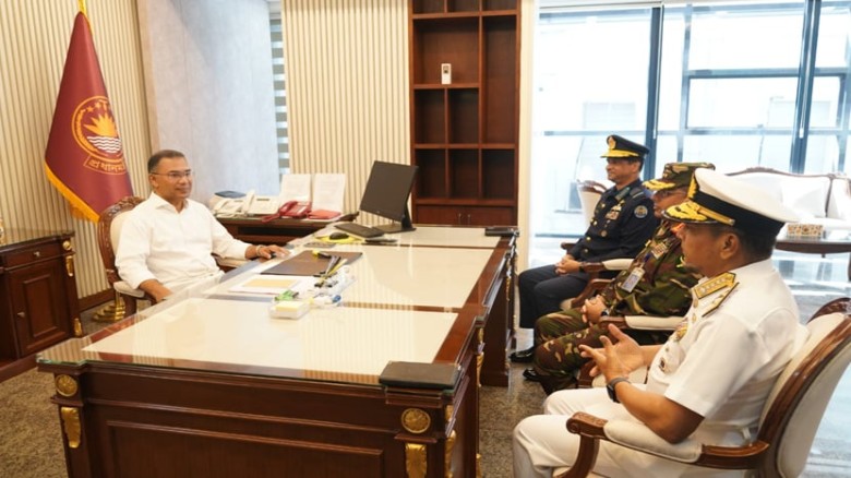 প্রধানমন্ত্রীর সঙ্গে তিন বাহিনী প্রধানের সাক্ষাৎ...