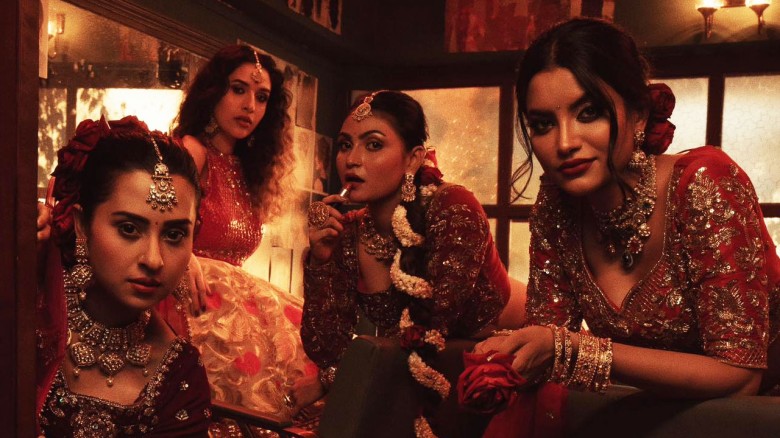 চার নায়িকার সাজে আভিজাত্য, চোখেমুখে রহস্য!...