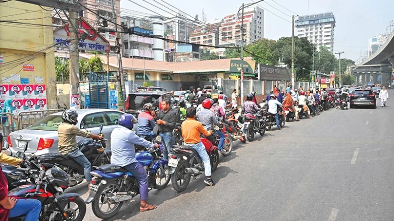 বেশিরভাগ পাম্পে উপচে পড়া ভিড়, মিলছে না তেল