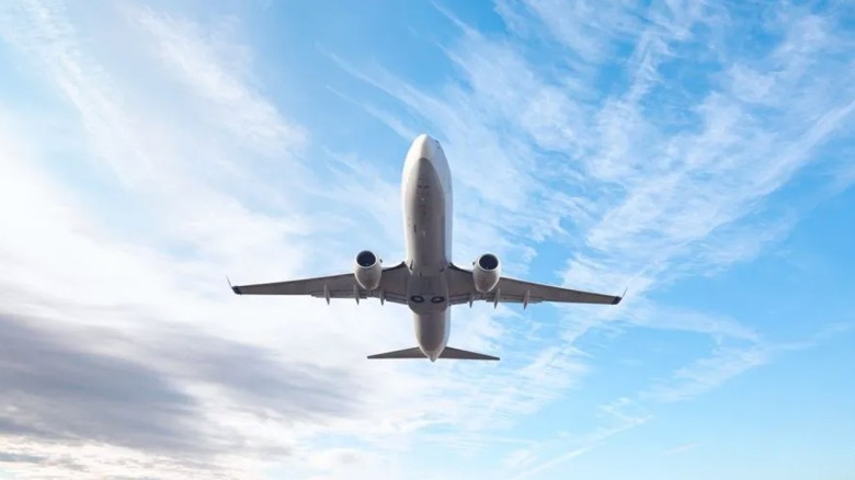 মন্দার মেঘে দুলছে প্লেনের ডানা