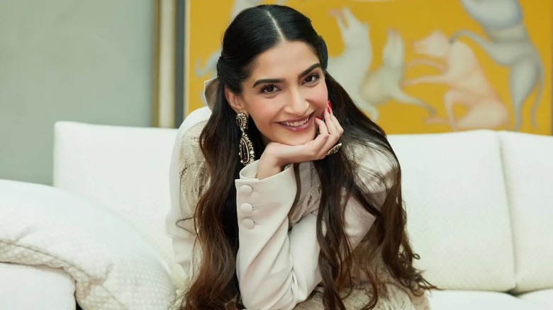 প্রকাশ্যে এল সোনম পুত্রের ছবি