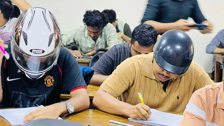 জবিতে হেলমেট পরে পরীক্ষা দিচ্ছেন শিক্ষার্থীরা...