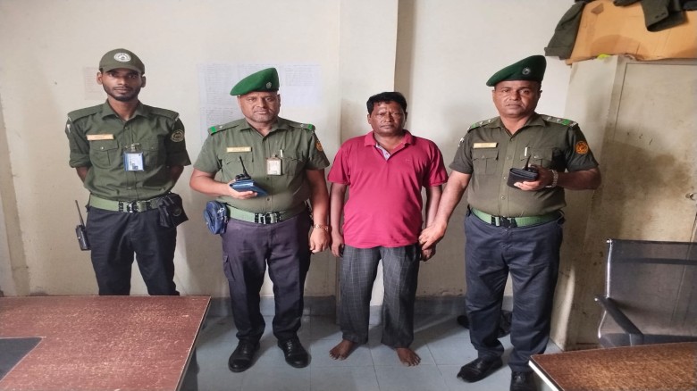 শহীদ সোহরাওয়ার্দী মেডিকেল কলেজ হাসপাতালে আনসার সদস্যদের তৎপর