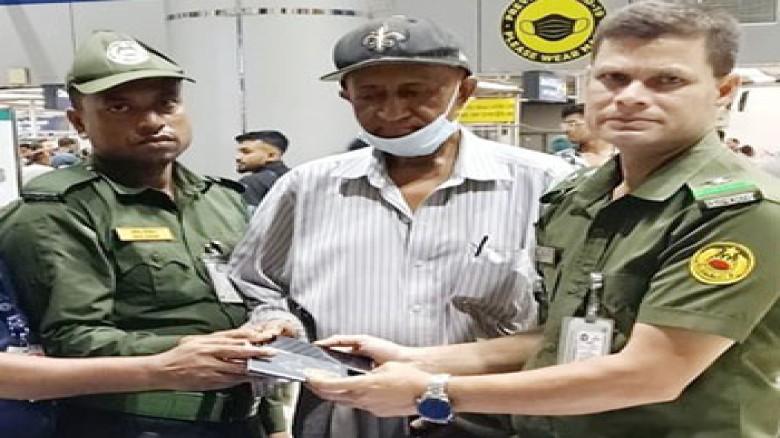 বিমানবন্দরে আনসার সদস্যদের সততায় হারানো ব্যাগ ফিরে পেলেন যাত