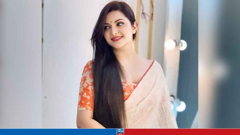হঠাৎ হুইলচেয়ারে পরীমণি, ঘটনা কী