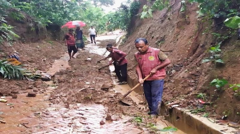 বান্দরবানে পাহাড়ধসে বন্ধ যোগাযোগ, হিল ভিডিপির তৎপরতায় সচল সড়ক...