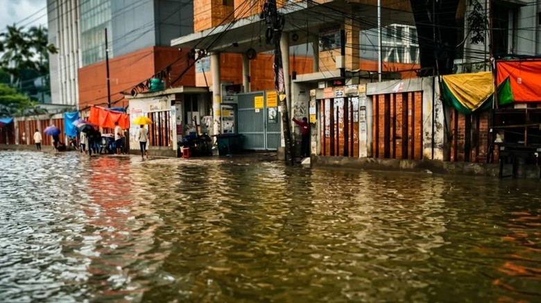 রাজধানীতে টানা বৃষ্টিতে স্থবির জনজীবন