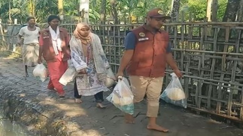 বাঁশখালীতে বন্যাদুর্গত ৪০০ পরিবারে আনসার-ভিডিপির ত্রাণ...