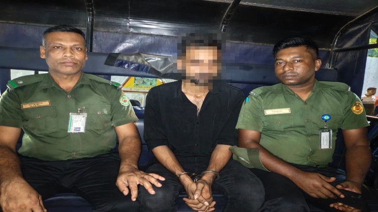 বিমানবন্দরে আনসারের তৎপরতায় ছিনতাইকারী আটক, উদ্ধার মোবাইল ও