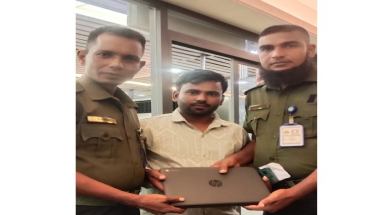 আনসারের তৎপরতায় বিমানবন্দরে হারানো ল্যাপটপ ফিরে পেলেন প্রবাস