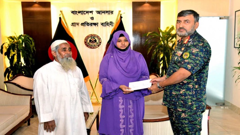 সড়ক দূর্ঘটনায় নিহত উপজেলা আনসার-ভিডিপি কর্মকর্তার পরিবারের পাশে বাহিনীর মহাপরিচালক